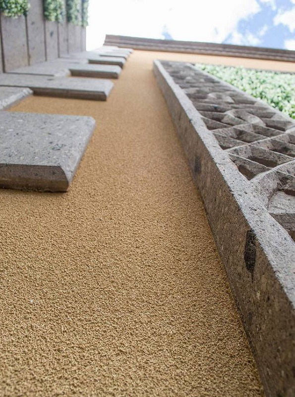 Fachada de edificación tratada con corcho proyectado beige Isolcork.