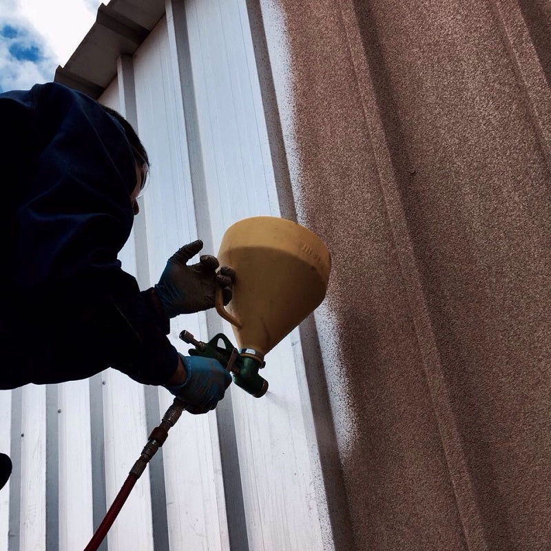 Maestro aplicador cubriendo con corcho proyectado Isolcork.