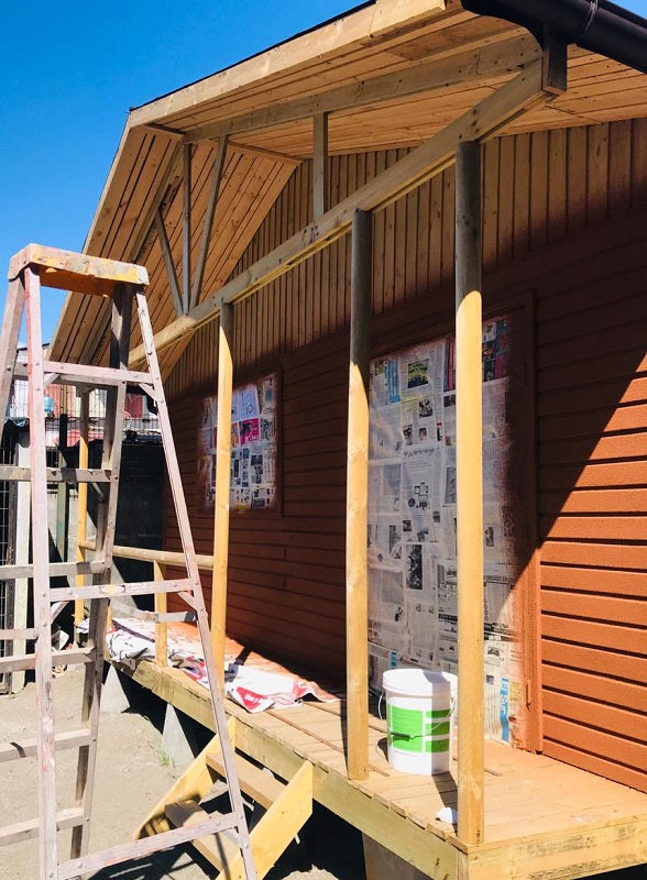 Edificación con corcho proyectado naranjo tierra de Isolcork.